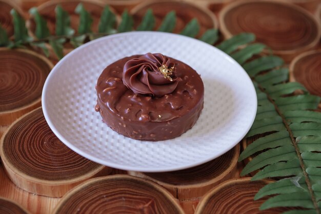 Postre de chocolate con relleno de nueces caramelizadas y turrones el bizcocho se cubre con chocolate sobre una ...