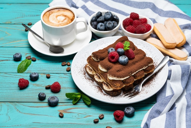 Postre clásico de tiramisú con frutos rojos