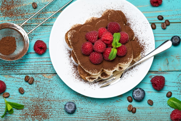 Postre clásico de tiramisú con frutos rojos