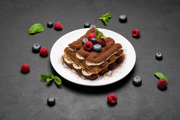 Postre clásico de tiramisú con frutos rojos