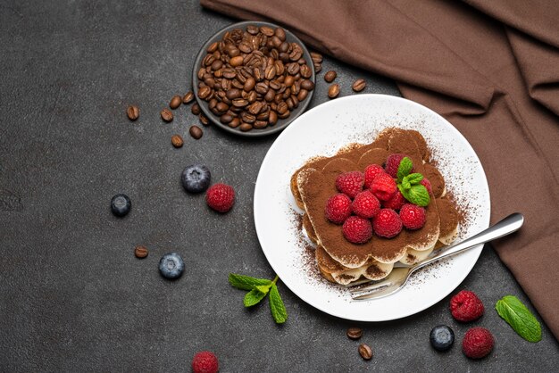 Postre clásico de tiramisú con frutos rojos