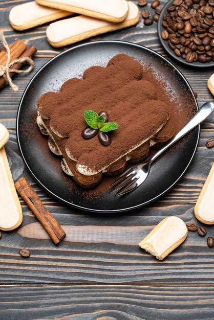 Postre clásico tiramisú en un plato de cerámica