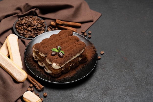 Postre clásico tiramisú en un plato de cerámica