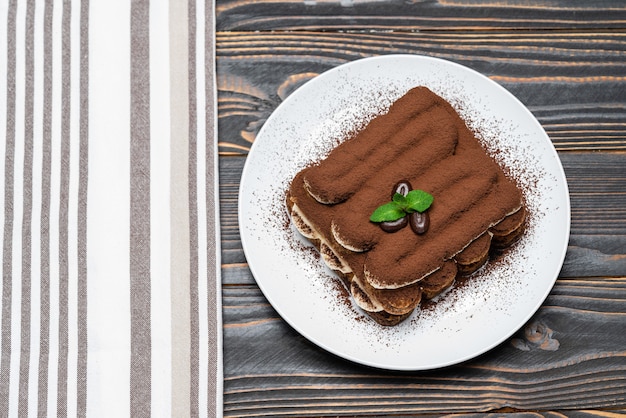 Postre clásico tiramisú en un plato de cerámica