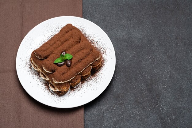 Postre clásico tiramisú en un plato de cerámica