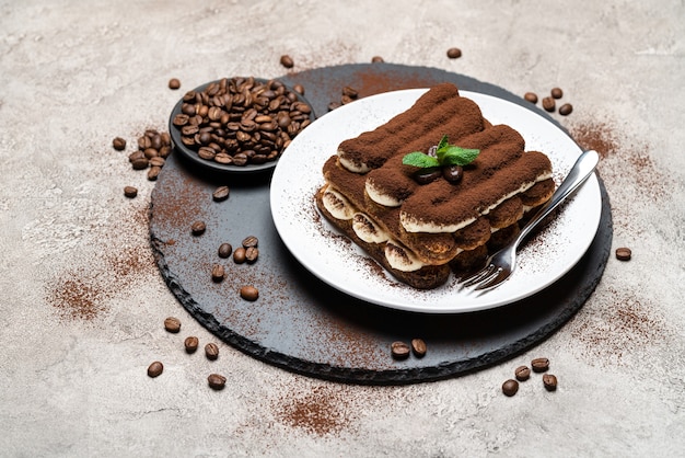 Postre clásico tiramisú en un plato de cerámica