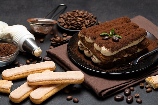 Postre clásico tiramisú en un plato de cerámica