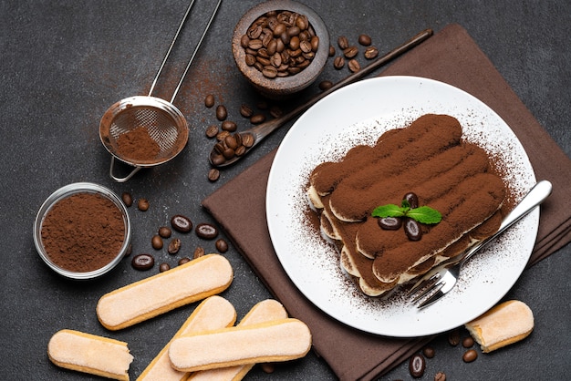 Postre clásico tiramisú en un plato de cerámica