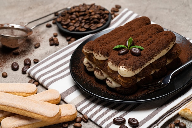 Postre clásico tiramisú en un plato de cerámica