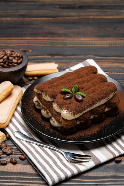 Postre clásico tiramisú en un plato de cerámica