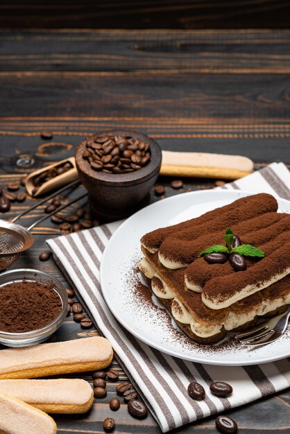 Postre clásico tiramisú en un plato de cerámica