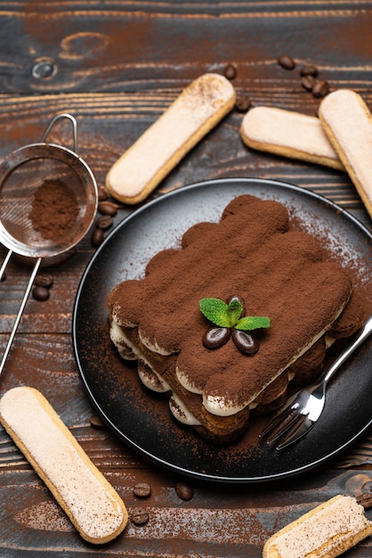 Postre clásico tiramisú en un plato de cerámica