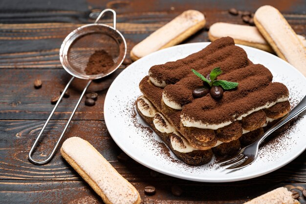 Foto postre clásico tiramisú en un plato de cerámica