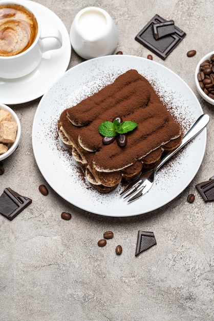 Postre clásico tiramisú en un plato de cerámica