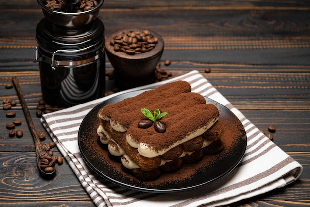 Postre clásico tiramisú en un plato de cerámica