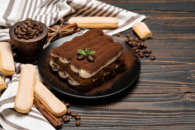 Postre clásico tiramisú en un plato de cerámica