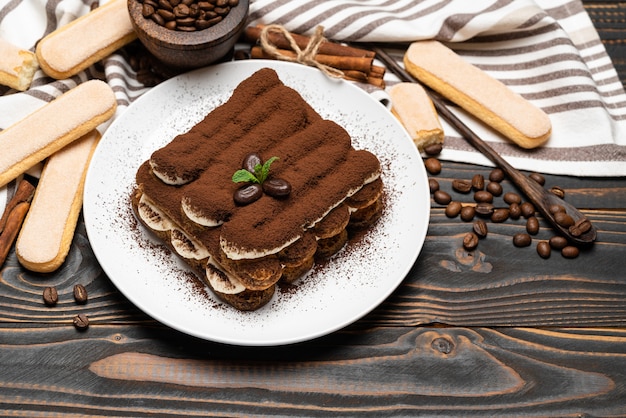 Postre clásico tiramisú en un plato de cerámica