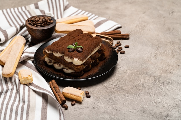 Postre clásico tiramisú en un plato de cerámica