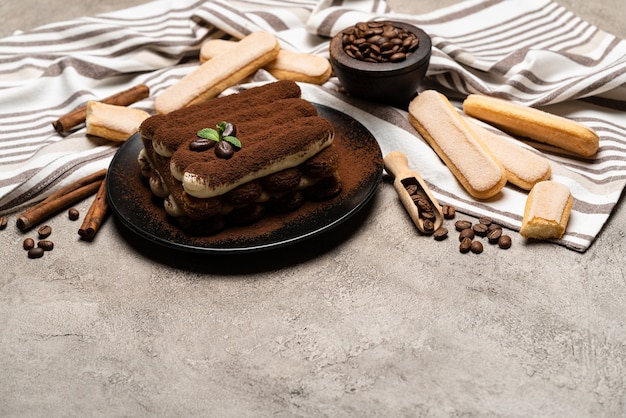 Postre clásico tiramisú en un plato de cerámica