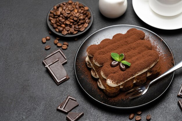 Postre clásico de tiramisú y una taza de café