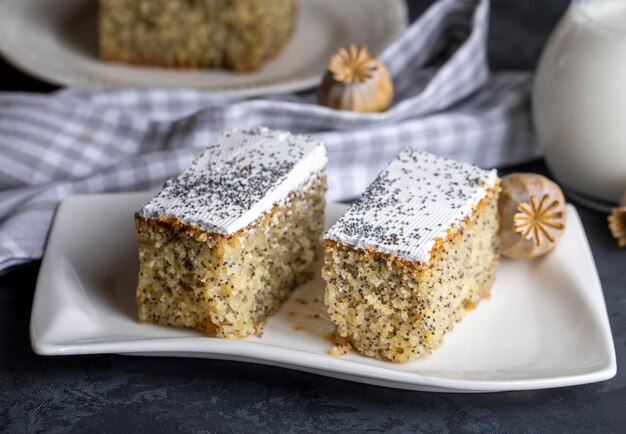 Un postre de la cocina tradicional turca Pastel de amapola dulce nombre turco Hashasli revani ha hasli kek