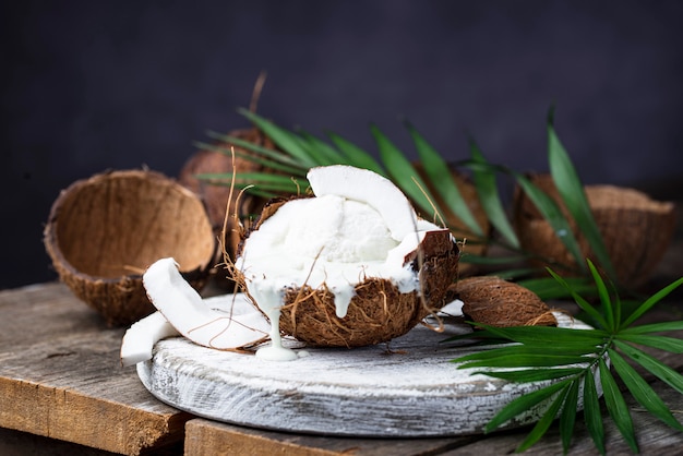 Postre de coco con helado