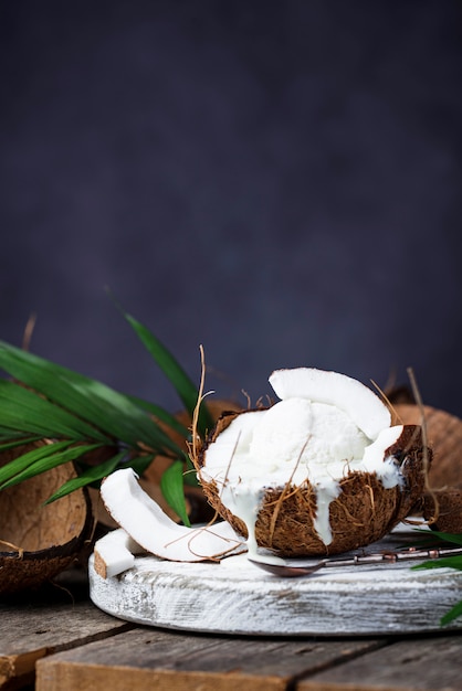 Postre de coco con helado