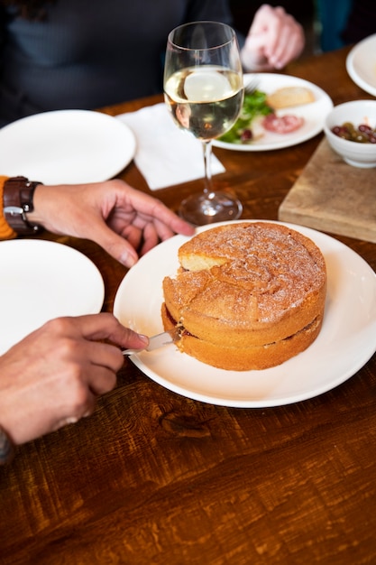 Foto postre y comida de alto ángulo en la mesa