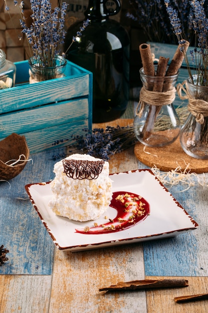 Postre contar ruinas de galletas aireadas con salsa de bayas