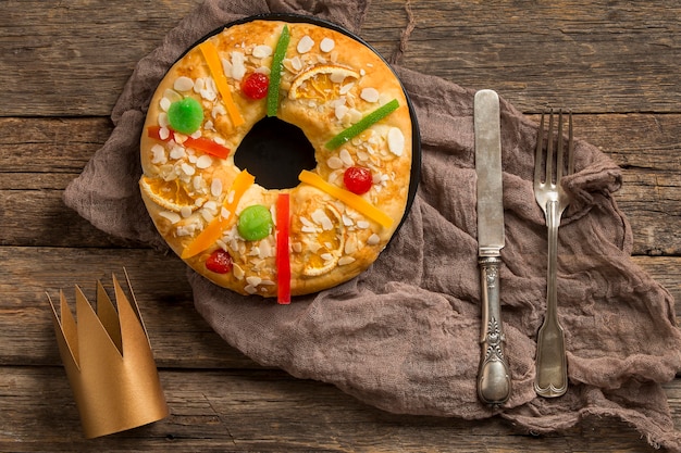 Foto postre y corona roscon de reyes