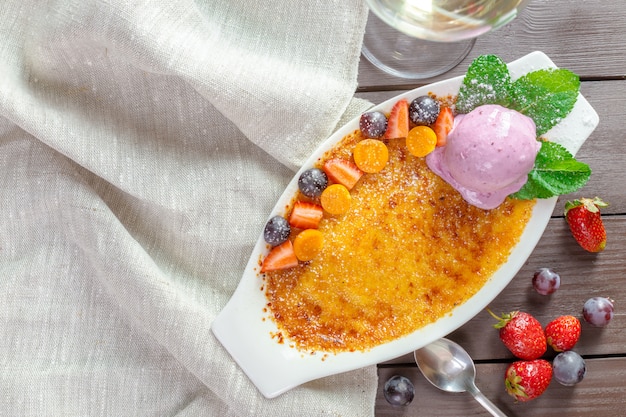 Postre crema brulee con helado de vainilla