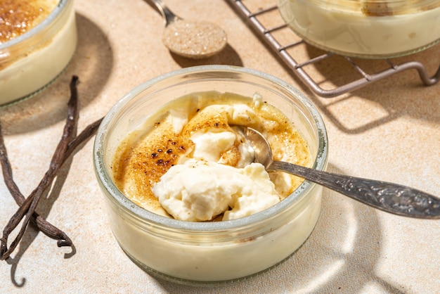 Postre de crema brulée