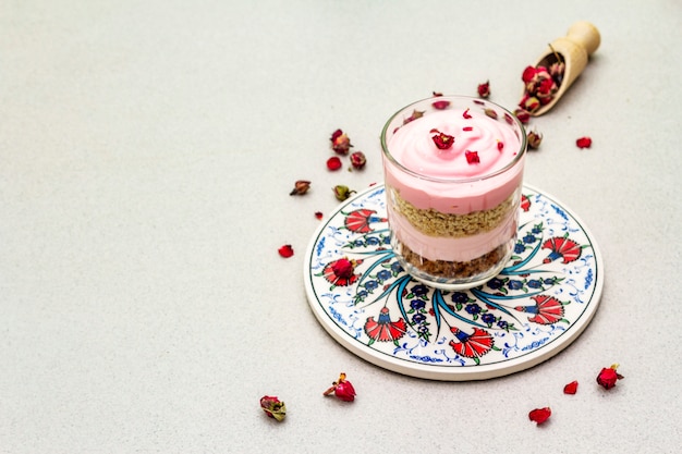 Postre de crema delicada. Tradicional turca rosa comestible, pétalos de flores