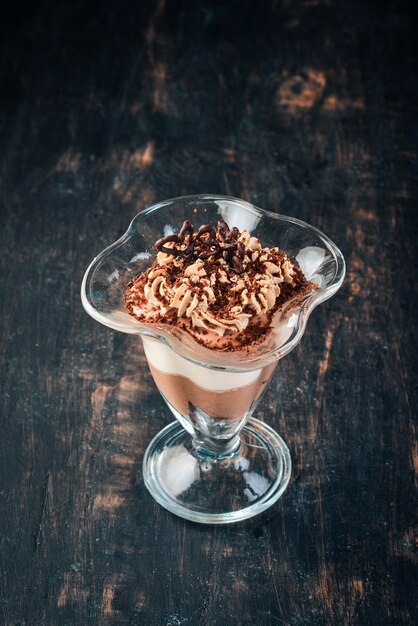 Postre cremoso de chocolate Panakota con menta Sobre un fondo de madera Vista superior Espacio de copia