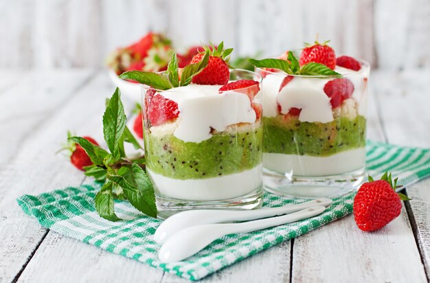 Postre cremoso con fresas y kiwi