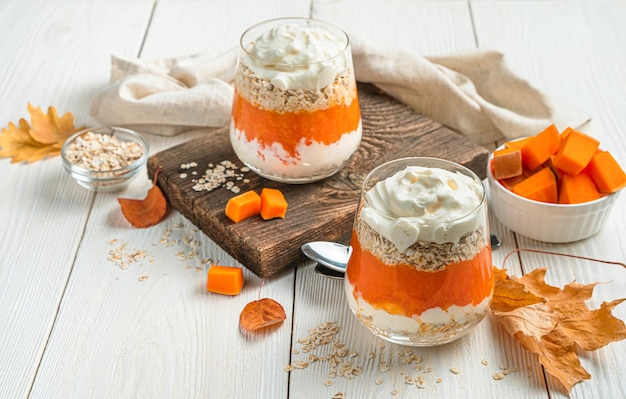 Postre cremoso con mousse de calabaza y cereales sobre un fondo otoñal Parfait de calabaza