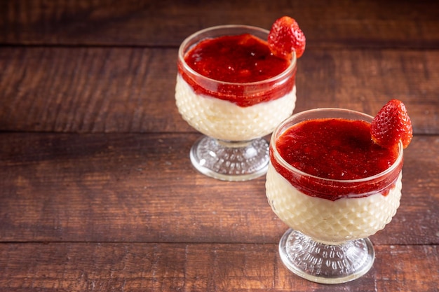 Postre de cremoso pudín y mermelada de fresa Panna cotta