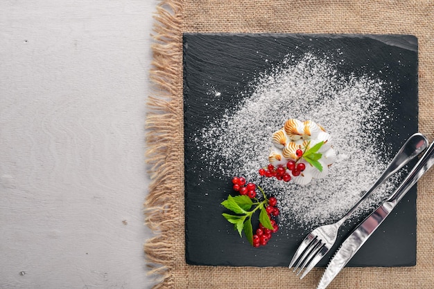 Postre de cuajada cremosa con bayas frescas sobre un fondo de madera revisión superior espacio libre