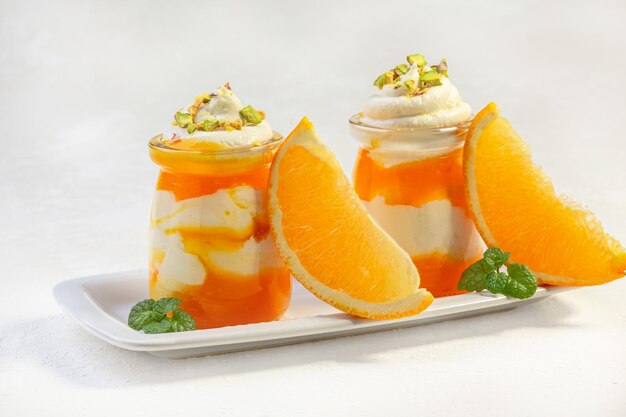 Postre de cuajada con mousse de naranja