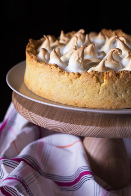 Postre: deliciosas tartas de limón y cobertura de merengue clásico