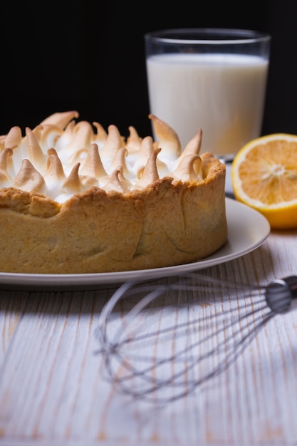 Postre: deliciosas tartas de limón y cobertura de merengue clásico