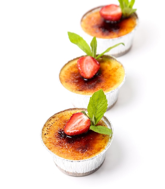 Postre Delicioso creme brulee en la mesa