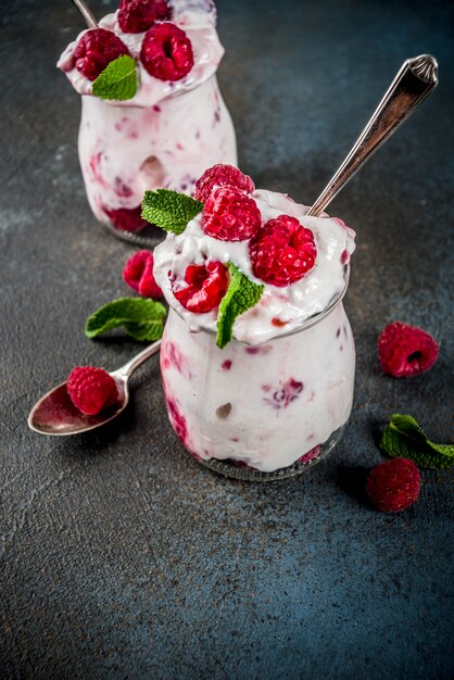 Postre de desayuno con frambuesas frescas