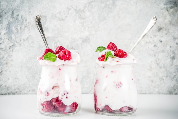 Postre de desayuno con frambuesas frescas