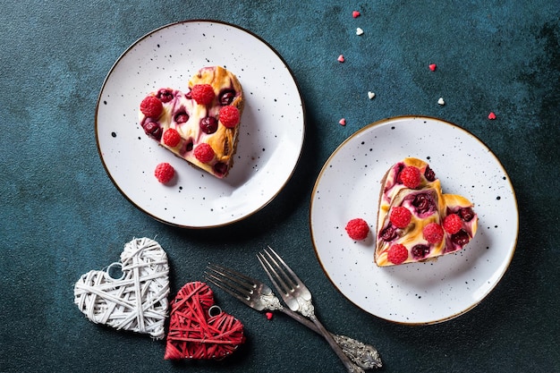 Postre del día de la mujer. Brownie de tarta de queso en forma de corazón con cereza. Postre del día de las madres. Postre del día del padre. Torta del día de la mujer. Tarta de queso de corazón. Pastel de corazón.