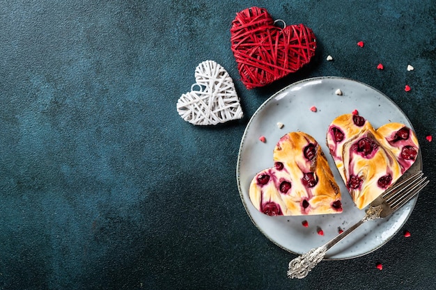 Postre del día de San Valentín. Postre de San Valentín. Brownie de tarta de queso con cereza en forma de corazón. Postre del día de la madre. Postre del día del padre. Pastel del día de la mujer. Tarta de queso de corazón. Pastel de corazón.