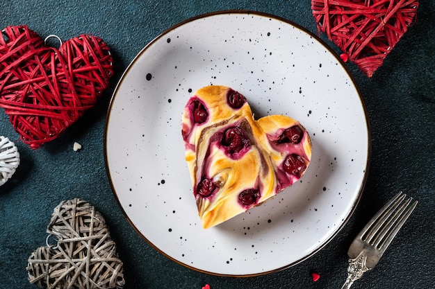 Postre del día de San Valentín. postre de San Valentín. Brownie de tarta de queso en forma de corazón con cereza. Postre del día de las madres. Postre del día del padre. Torta del día de la mujer. Tarta de queso de corazón. Pastel de corazón.