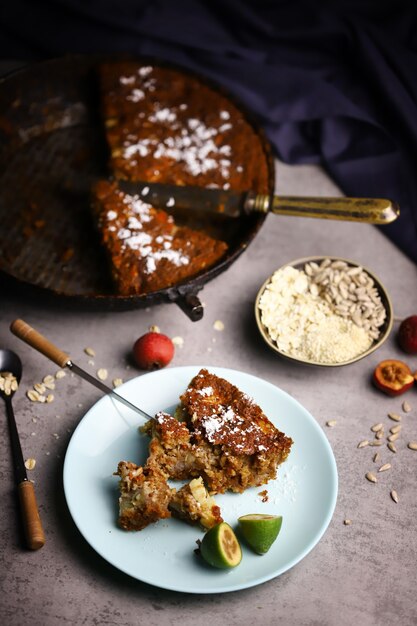 Postre dietético. Una rebanada de pastel de avena.