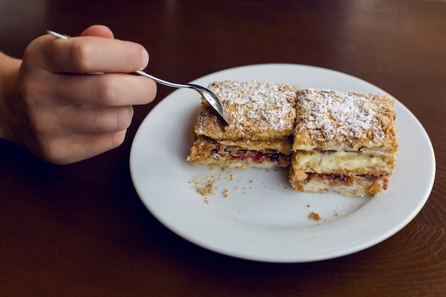 Postre dos de pie sobre la mesa de madera marrón