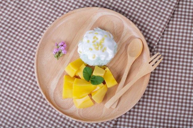 postre dulce arroz pegajoso con leche de coco de mango